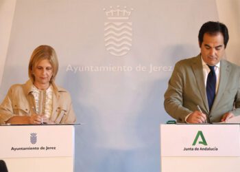 Alcaldesa y consejero escenifican una firma / FOTO: Ayto.