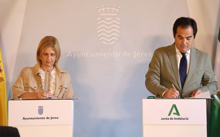 Alcaldesa y consejero escenifican una firma / FOTO: Ayto.