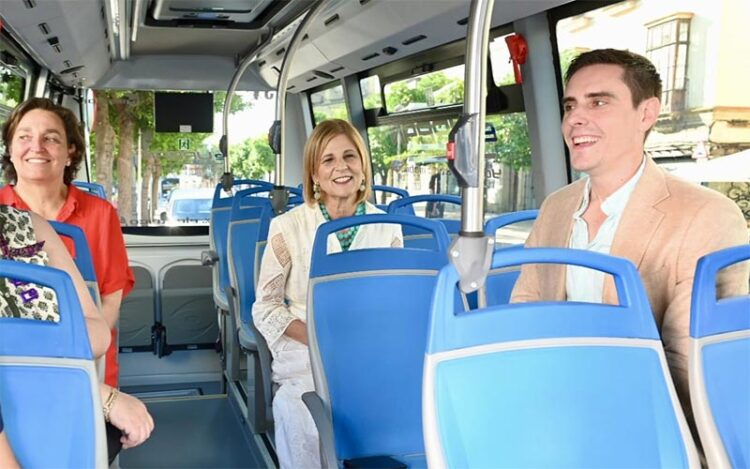 Probando los asientos del flamante autobús / FOTO: Ayto.