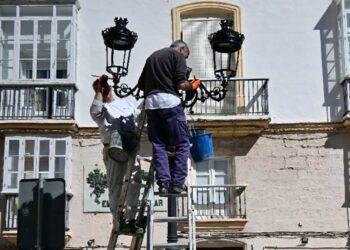Adecentando farolas en Candelaria / FOTO: Eulogio García