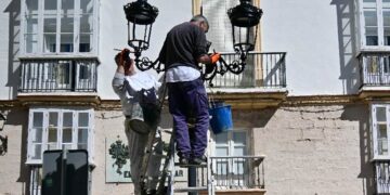 Adecentando farolas en Candelaria / FOTO: Eulogio García