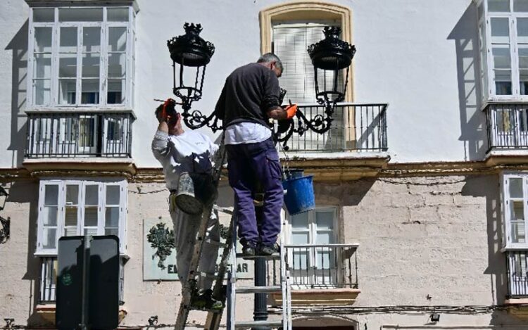 Adecentando farolas en Candelaria / FOTO: Eulogio García