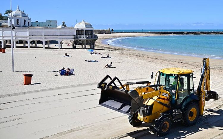 El CAS en plena playa de La Caleta / FOTO: Eulogio García