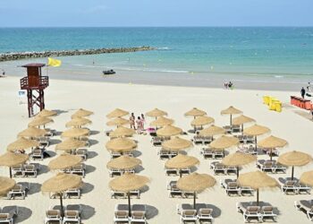 Santa María del Mar tomada por el negocio de las tumbonas / FOTO: Eulogio García
