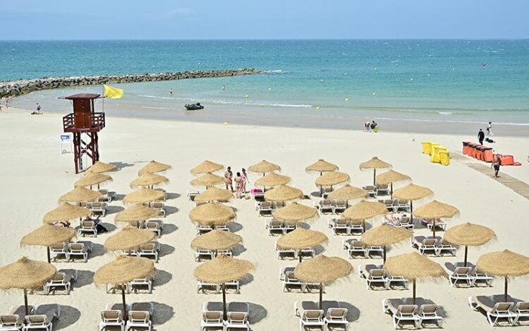 Santa María del Mar tomada por el negocio de las tumbonas / FOTO: Eulogio García