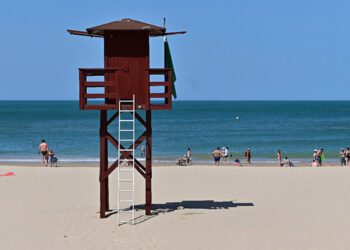 Puesto de socorrismo en la Victoria / FOTO: Eulogio García