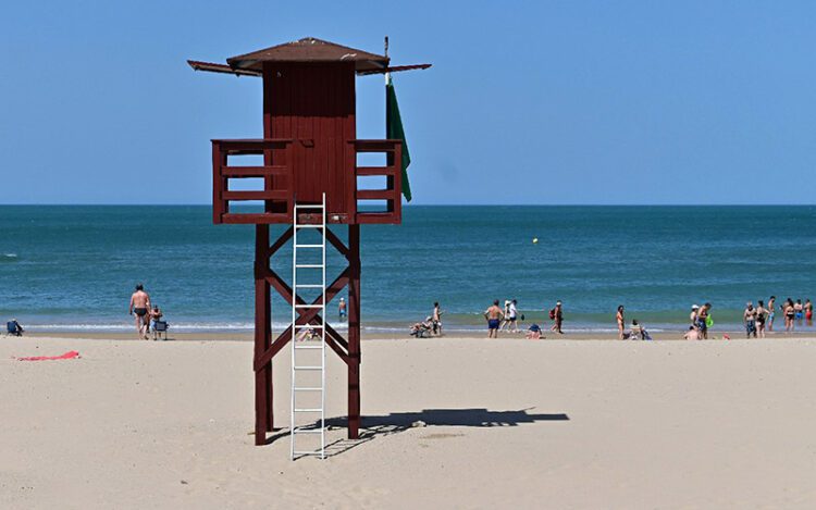 Puesto de socorrismo en la Victoria / FOTO: Eulogio García