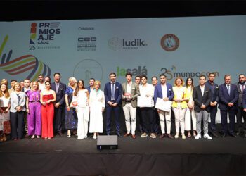 Foto de familia tras la entrega de premios / FOTO: AJE