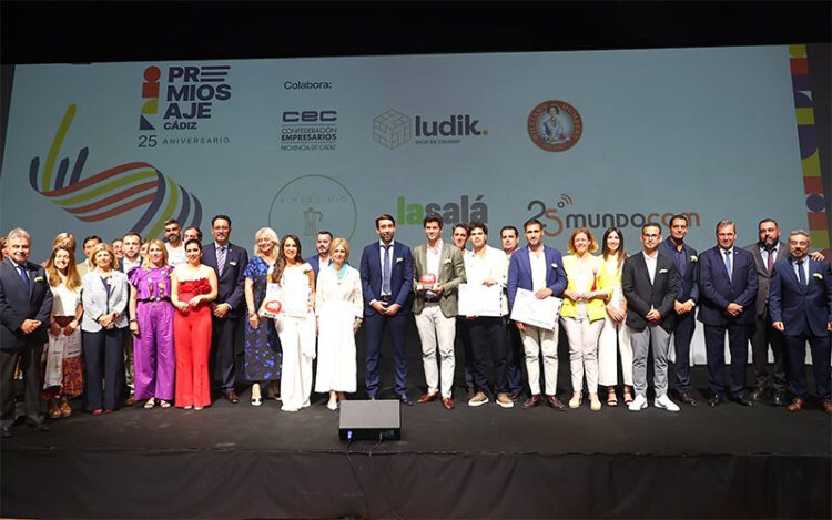 Foto de familia tras la entrega de premios / FOTO: AJE