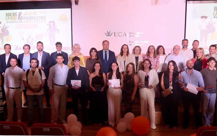 Foto de familia para cerrar la gala en la ESI / FOTO: UCA