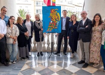 Posado con el cartel en la balconada del Ayuntamiento / FOTO: Ayto.