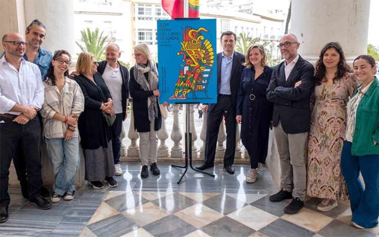 Posado con el cartel en la balconada del Ayuntamiento / FOTO: Ayto.