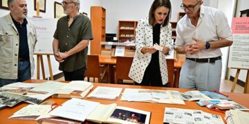 La concejala Gandullo curiosea entre el material de Villegas / FOTO: Eulogio García