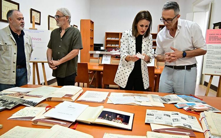 La concejala Gandullo curiosea entre el material de Villegas / FOTO: Eulogio García
