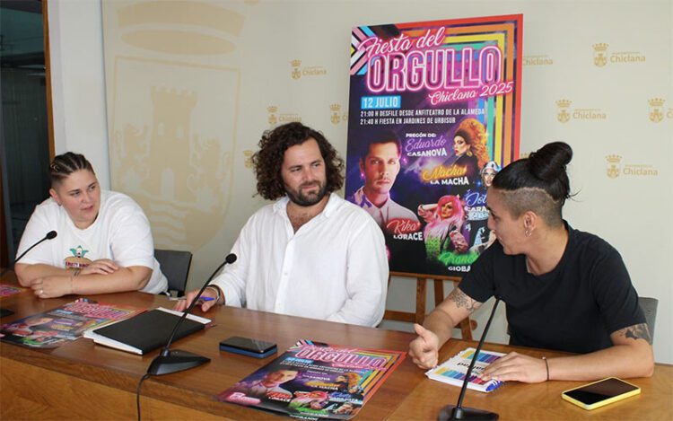 Presentando el cartel con Casanova como gran atractivo / FOTO: Ayto.