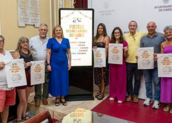 Pavón y representantes vecinales con el cartel de este año / FOTO: Ayto.