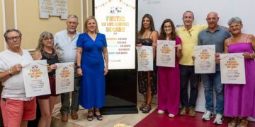 Pavón y representantes vecinales con el cartel de este año / FOTO: Ayto.