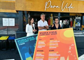 Presentando el ciclo a bordo del catamarán Pura Vida / FOTO: Eulogio García