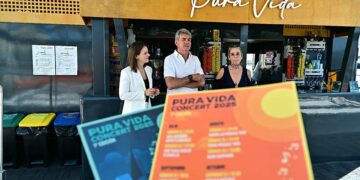 Presentando el ciclo a bordo del catamarán Pura Vida / FOTO: Eulogio García