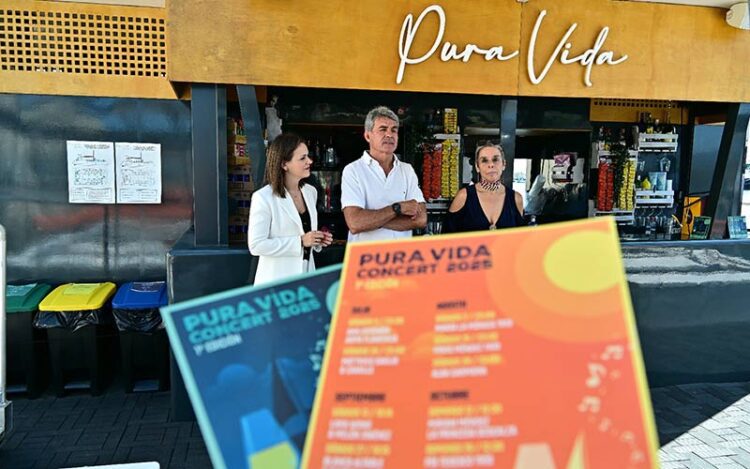 Presentando el ciclo a bordo del catamarán Pura Vida / FOTO: Eulogio García