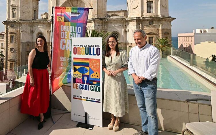 Presentando la ruta en la azotea del Hotel Olom / FOTO: Eulogio García