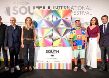 Posado junto al cartel de Okuda / FOTO: Diputación