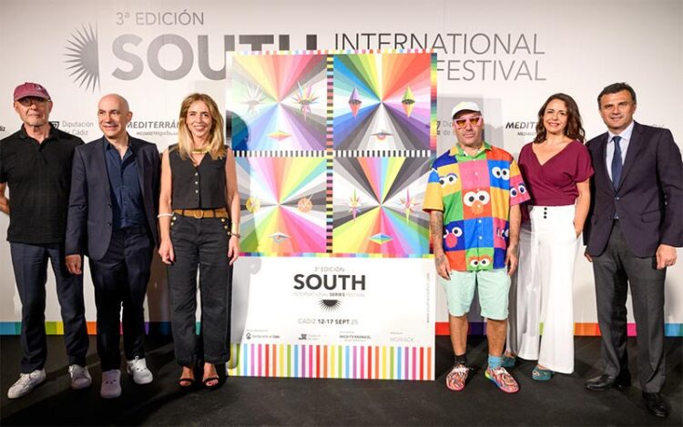 Posado junto al cartel de Okuda / FOTO: Diputación