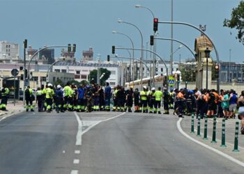 Corte de la carretera industrial en Cádiz en la jornada previa a la huelga / FOTO: Eulogio García