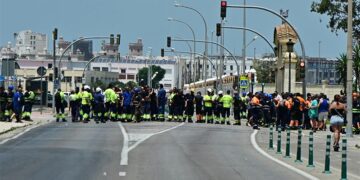 Corte de la carretera industrial en Cádiz en la jornada previa a la huelga / FOTO: Eulogio García