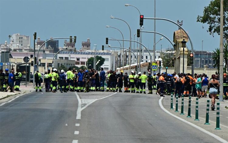 Corte de la carretera industrial en Cádiz en la jornada previa a la huelga / FOTO: Eulogio García