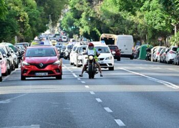 Vehículos de autoescuelas circulando sin prisas por la avenida de la capital / FOTO: Eulogio García