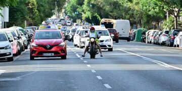 Vehículos de autoescuelas circulando sin prisas por la avenida de la capital / FOTO: Eulogio García