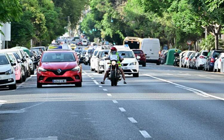 Vehículos de autoescuelas circulando sin prisas por la avenida de la capital / FOTO: Eulogio García