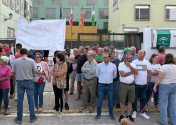 Protesta en Alcalá del Valle por el cierre de uno de los ciclos de su instituto / FOTO: PSOE