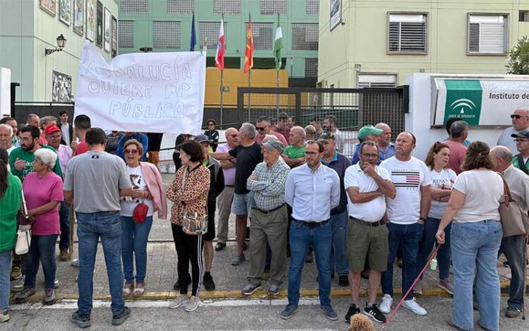 Protesta en Alcalá del Valle por el cierre de uno de los ciclos de su instituto / FOTO: PSOE