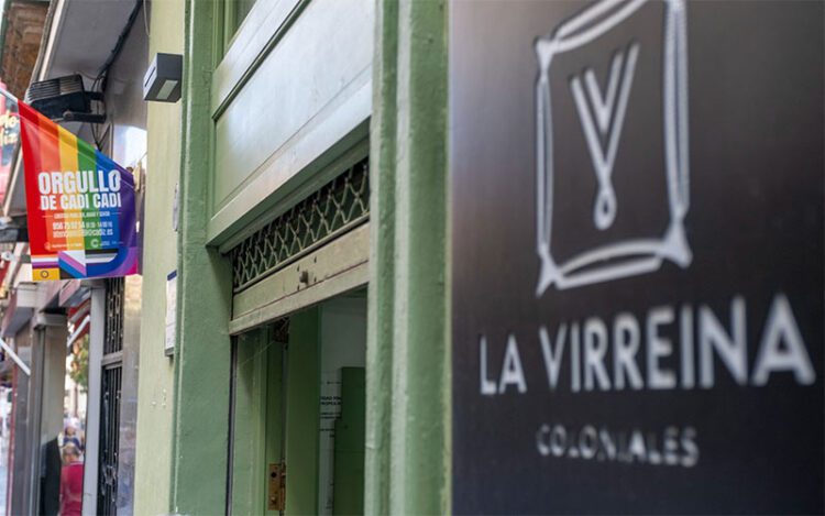 Uno de los establecimientos con el distintivo arcoíris / FOTO: Ayto.