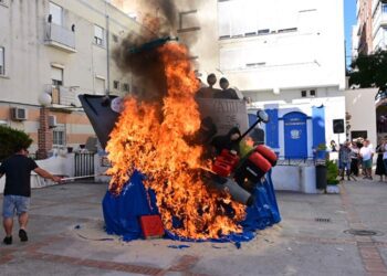 Metiendo fuego a uno de los juanillos de 2024 / FOTO: Eulogio García