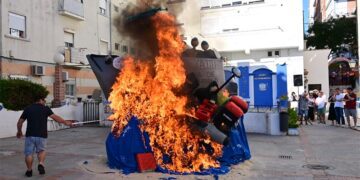 Metiendo fuego a uno de los juanillos de 2024 / FOTO: Eulogio García