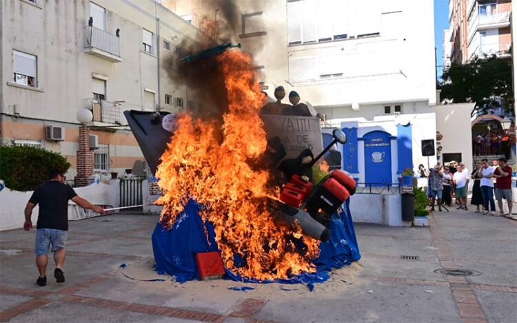 Metiendo fuego a uno de los juanillos de 2024 / FOTO: Eulogio García