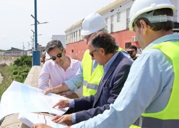 Con los planos en la zona de obra / FOTO: Ayto.