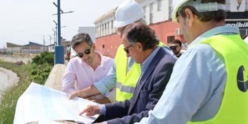 Con los planos en la zona de obra / FOTO: Ayto.