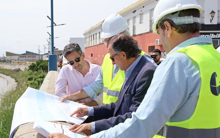 Con los planos en la zona de obra / FOTO: Ayto.