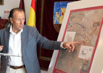 Román explica las infraestructuras sobre plano / FOTO: Ayto.