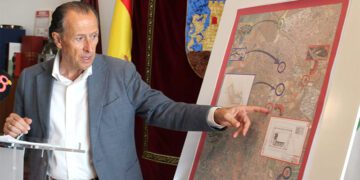 Román explica las infraestructuras sobre plano / FOTO: Ayto.