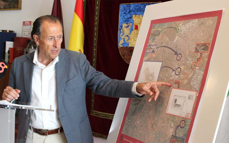 Román explica las infraestructuras sobre plano / FOTO: Ayto.