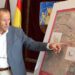 Román explica las infraestructuras sobre plano / FOTO: Ayto.
