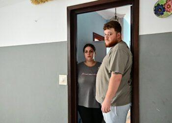 Rosa y David en el piso sin saber todavía si serían desalojados / FOTO: Eulogio García