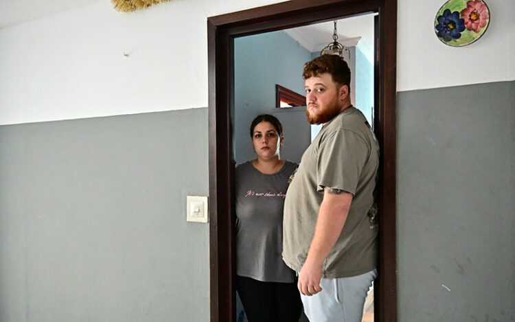 Rosa y David en el piso sin saber todavía si serían desalojados / FOTO: Eulogio García