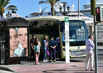 Subiendo al bus metropolitano / FOTO: Eulogio García