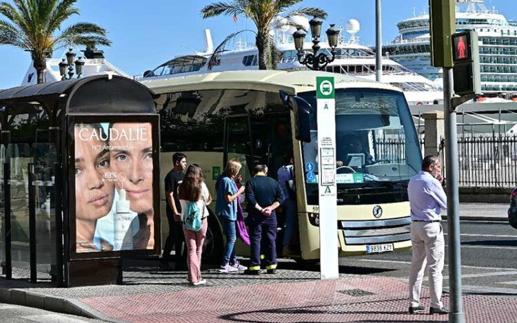 Subiendo al bus metropolitano / FOTO: Eulogio García